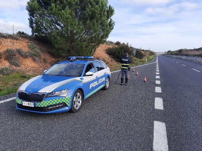 Ubriaco, privo di patente e auto rubata: fermato dalla Polizia Stradale