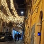 Segni di vita in via Rosello e via Lamarmora grazie alle luminarie regalate da due farmacisti